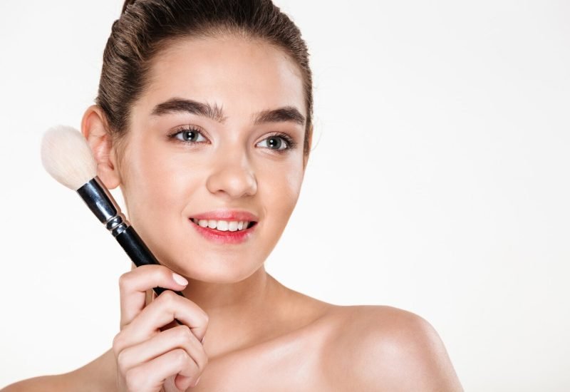 smiling-half-naked-woman-with-fresh-skin-holding-brush-makeup-close-face-looking-aside_171337-666 smiling-half-naked-woman-with-fresh-skin-holding-brush-makeup-close-face-looking-aside_171337-666