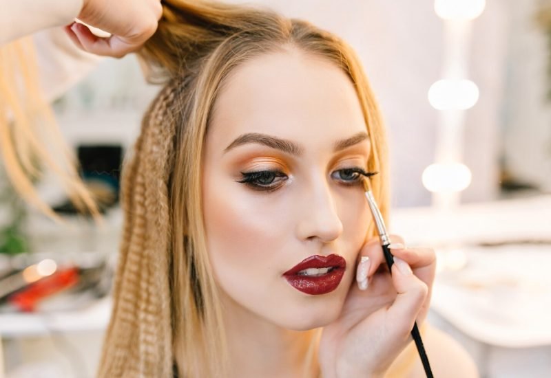stylish-closeup-portrait-gorgeous-young-woman-hairdresser-salon-preparing-party-making-hairstyle-makeup-stylist-professional-fashionable-model-world-beauty-hairdressing-service_197531-2008 stylish-closeup-portrait-gorgeous-young-woman-hairdresser-salon-preparing-party-making-hairstyle-makeup-stylist-professional-fashionable-model-world-beauty-hairdressing-service_197531-2008