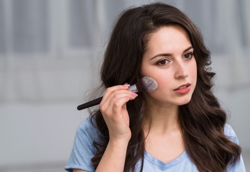 woman-putting-powder-skin_23-2148113151 woman-putting-powder-skin_23-2148113151